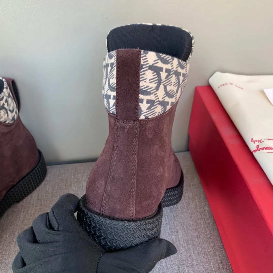 [Ferragamo] Top P: 1000💰 Number of yards: 39~44 (38.45 custom-made, non-returnable) Ferragamo winter series, original 1:1 development, casual men's short boots. Made with heavy investment, shoes and boots are made of imported cowhide + imported Ferragamo special fabric. Black cowhide lining that is not easily deformed. Wear-resistant rubber outsole, black cowhide, black open edge beads, black frosted, brown suede. Factory craftsmanship, perfect products are only prepared for you who know taste! Any comparison is welcome!
